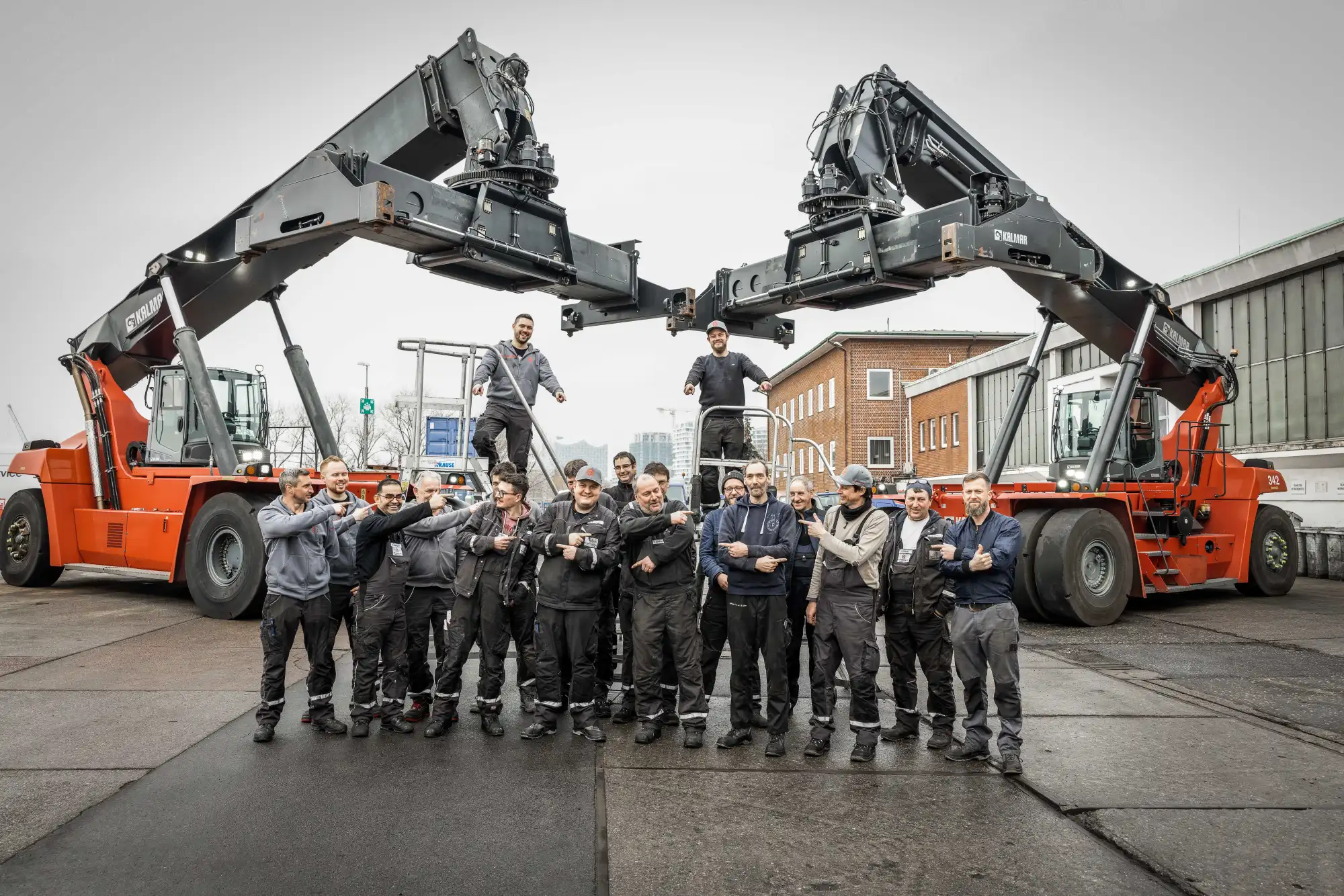 Das Bittermann-Team vor zwei Reachstackern