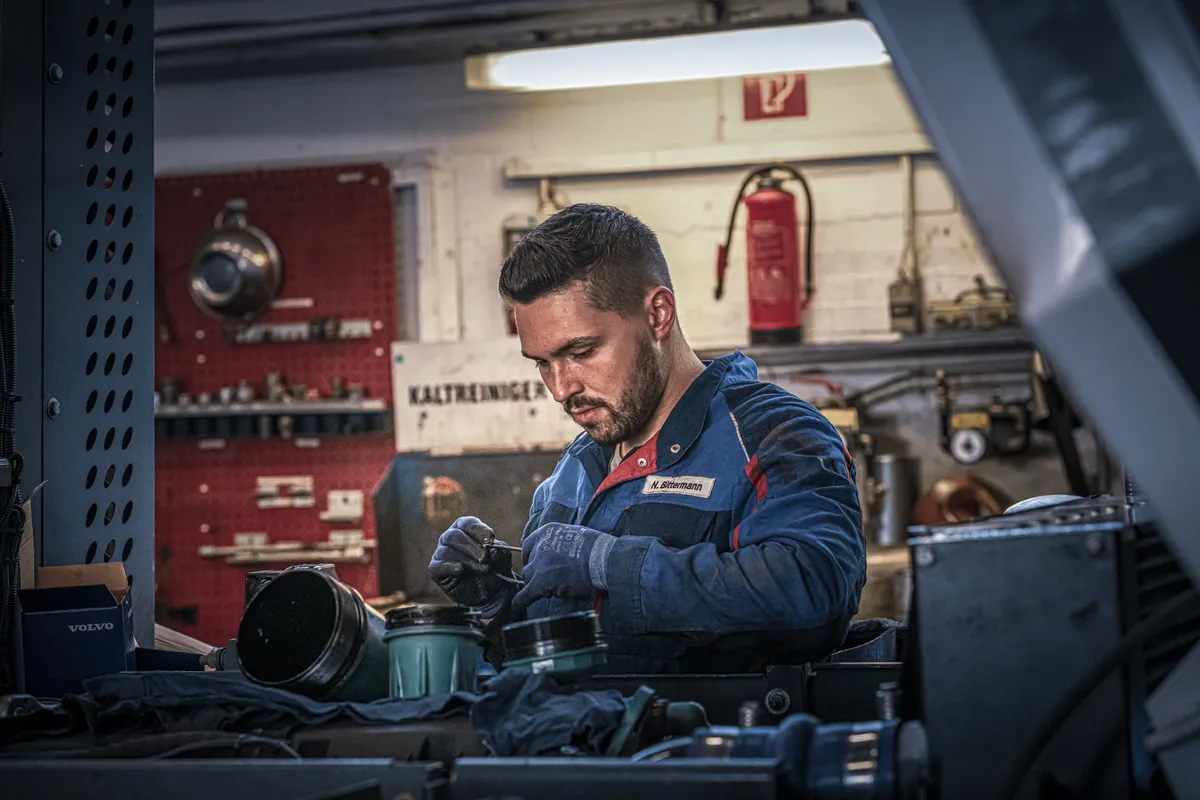 Mechaniker bei Reparaturarbeiten an einem Motor in der Werkstatt