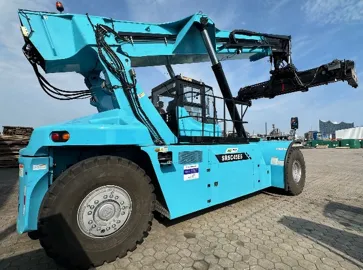 Reachstacker turquesa en la zona portuaria